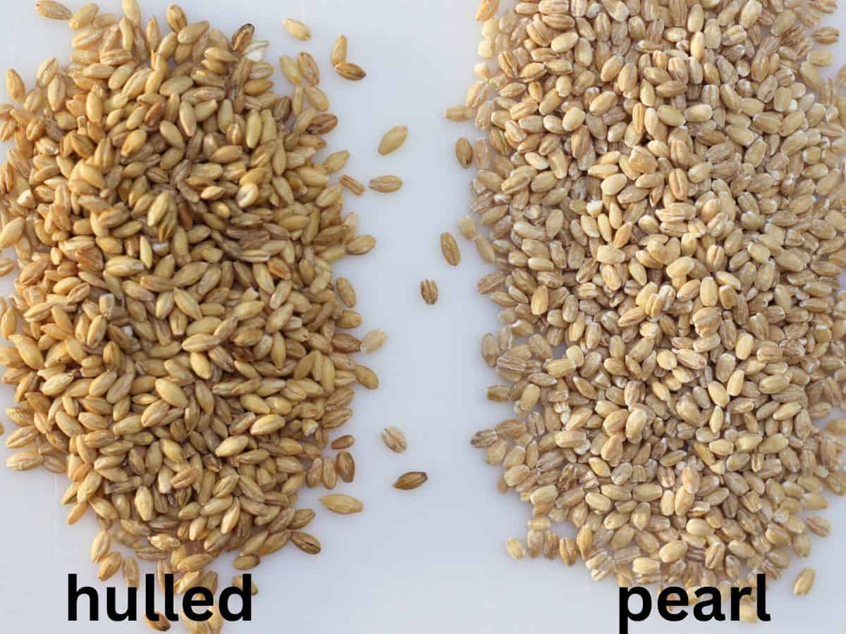 A heap of darker barley grain is on the left side and the lighter barley is on the tight side. The background is white and both types of grains are labeled as "hulled" and "pearl". 