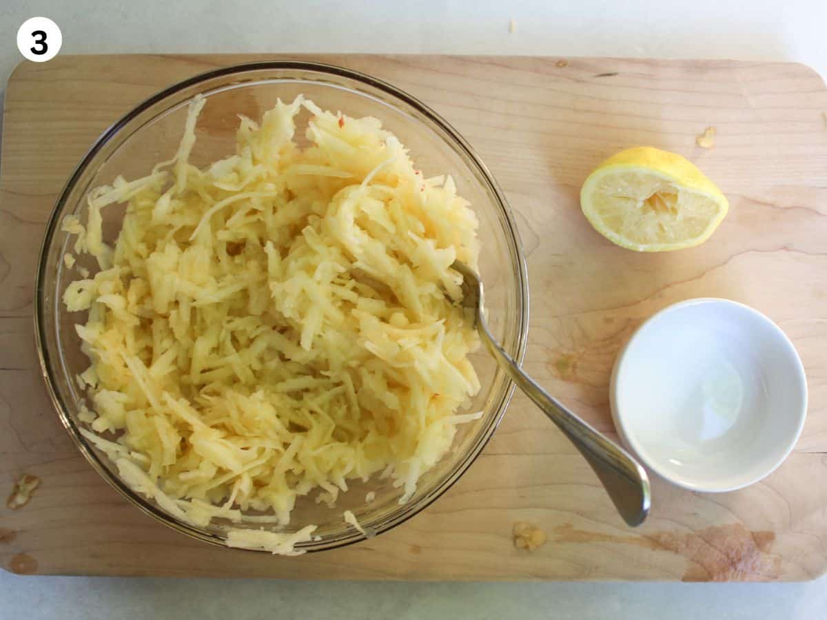 Adding sugar, lemon juice and cinnamon to the bowl with grated apples.